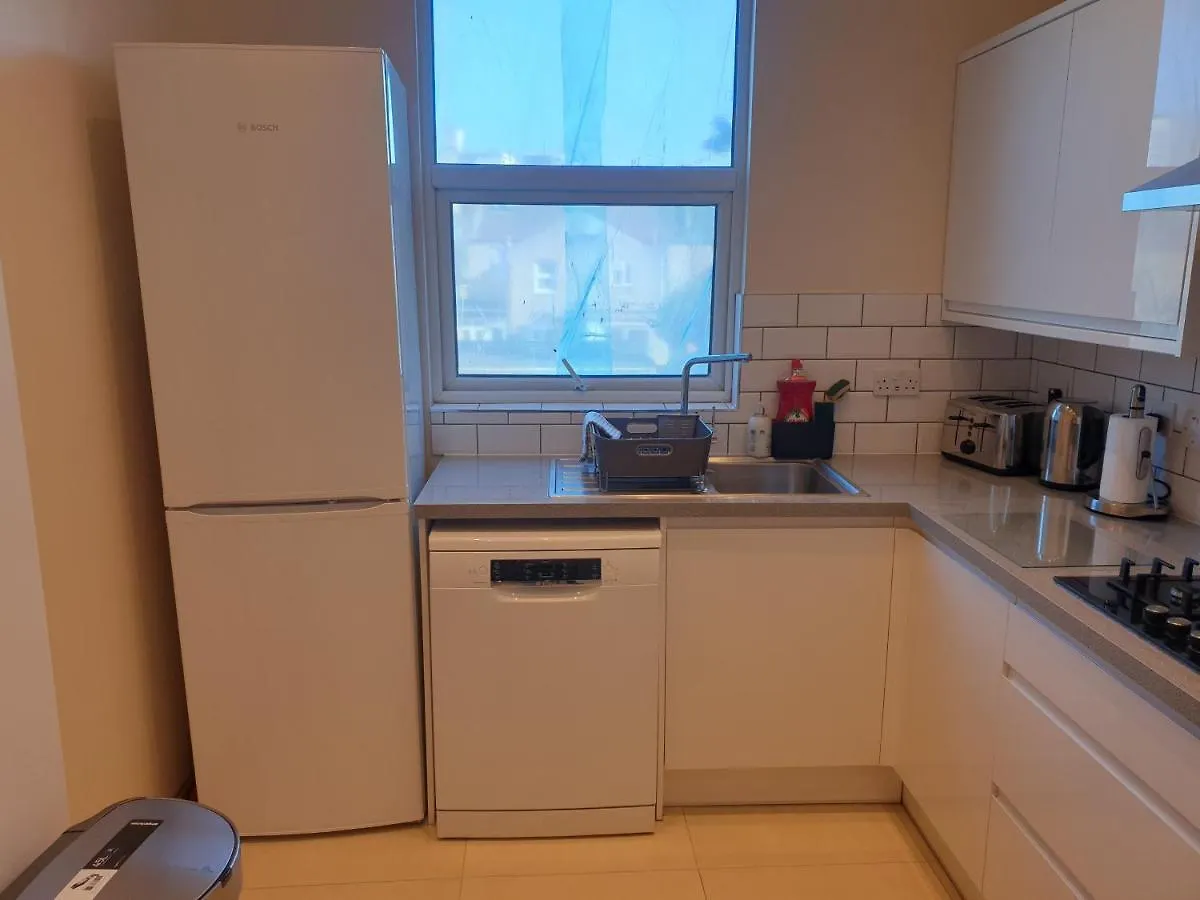 London Luxury Spacious 2 Bedroom Apartment 4 Mins From Ilford Stn. Free Parking 0*,  Storbritannien