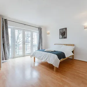 Up To 4 People, In A Share House Next To Bridge Apartamento