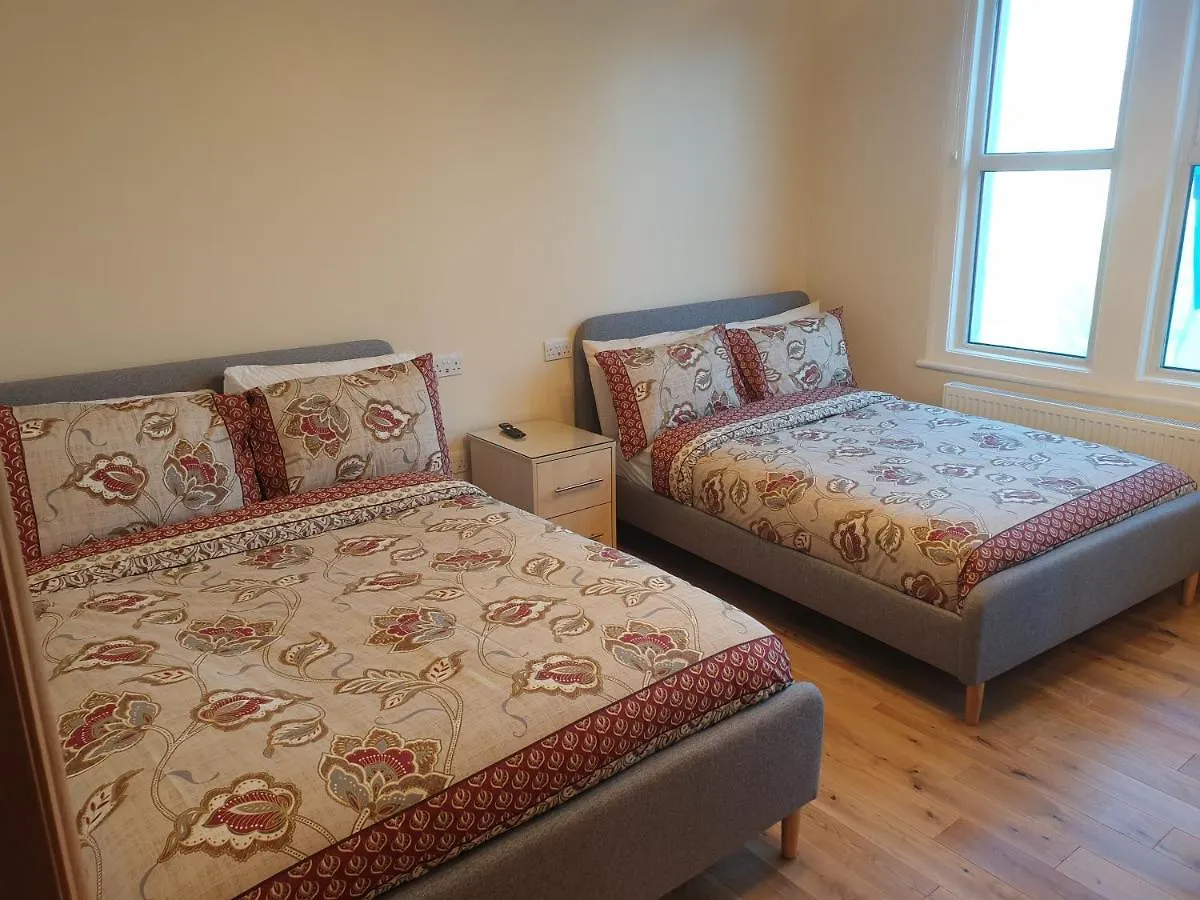 London Luxury Spacious 2 Bedroom Apartment 4 Mins From Ilford Stn. Free Parking