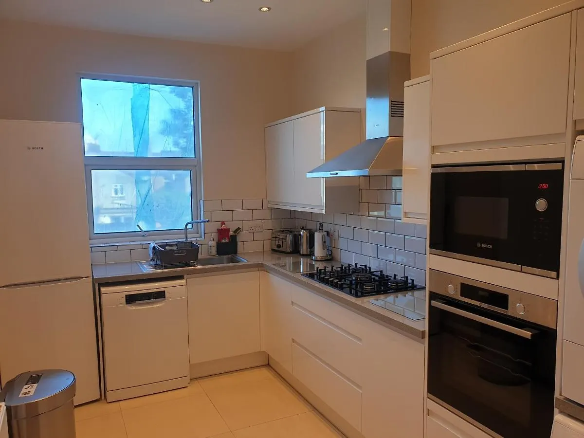 London Luxury Spacious 2 Bedroom Apartment 4 Mins From Ilford Stn. Free Parking Reino Unido