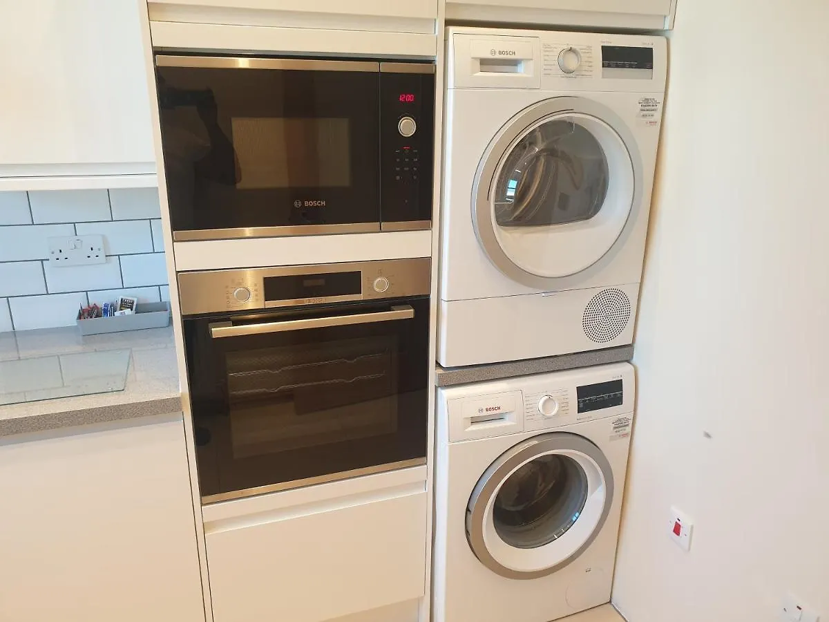 London Luxury Spacious 2 Bedroom Apartment 4 Mins From Ilford Stn. Free Parking